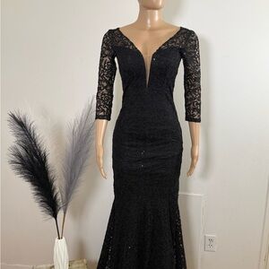 Elegant Black Lace Evening Gown